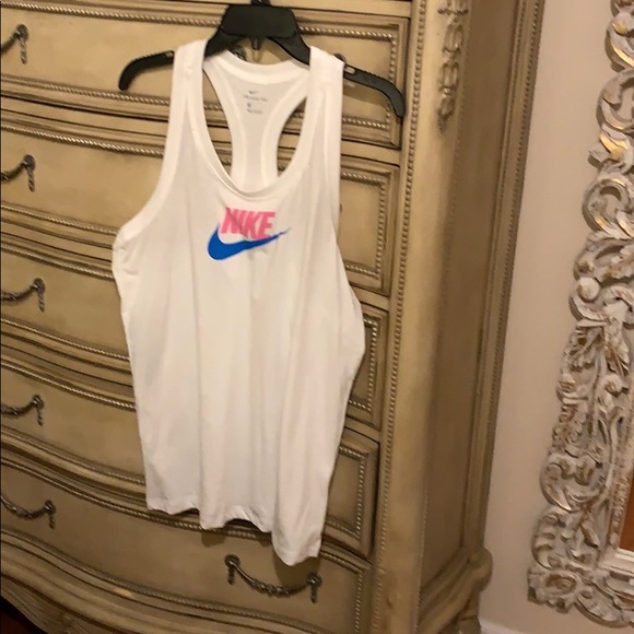 🌺 New with tags Nike top - Picture 3 of 5